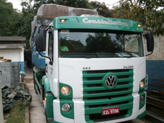 Triagem de plásticos recicláveis na fábrica PGP